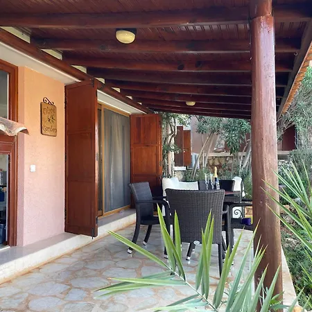 Olive Garden, Clubpatara Vila